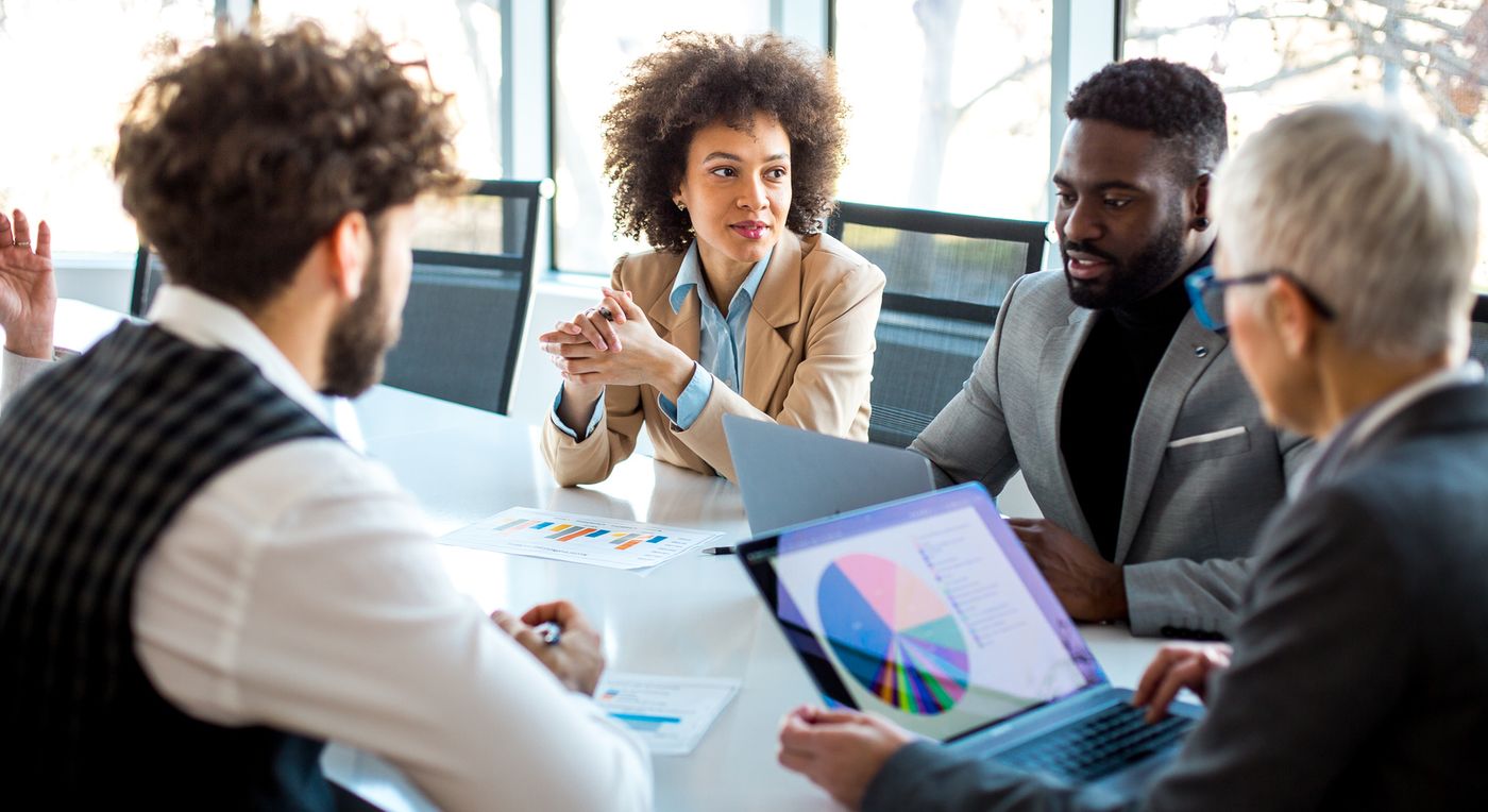 Equipo comercial en reunión con un cliente corporativo